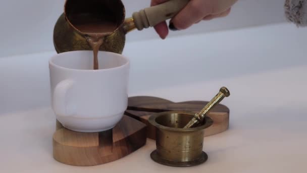 Φτιάχνω Παραδοσιακό Καφέ Ρίξτε Ένα Φλιτζάνι — Αρχείο Βίντεο