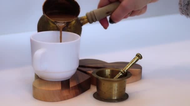 Preparare Caffè Tradizionale Versare Una Tazza — Video Stock