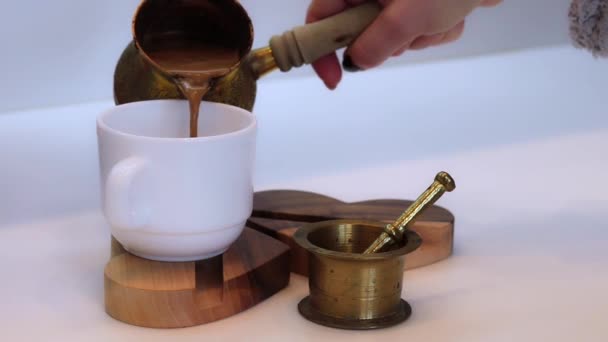 Robię Tradycyjną Kawę Wlać Filiżanki — Wideo stockowe