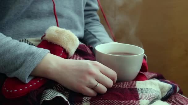 女の子の手においしいコーヒー — ストック動画