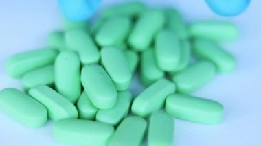 Masada yeşil haplar var, kısmen bulanık. Kalsiyum 