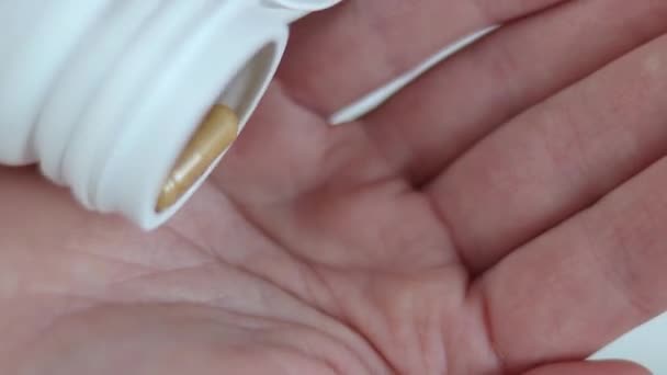 Γυναίκα Ρίχνει Κάψουλες Βιταμίνης Στο Χέρι Της Κάψουλες Από Κοντά — Αρχείο Βίντεο