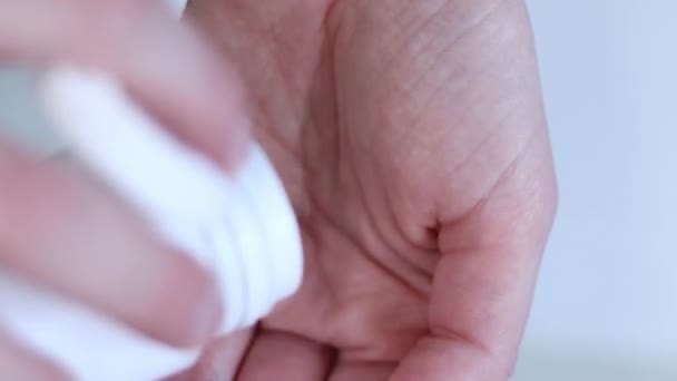 Kvinnan Häller Vitaminkapslar Handen Kapslar Närbild Kostmat Och Hälsosamt Koncept — Stockvideo