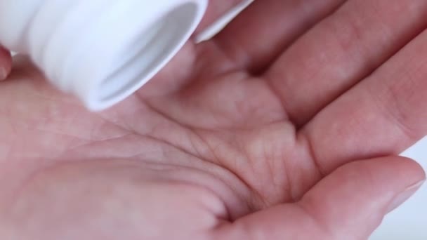 Kvinnan Häller Vitaminkapslar Handen Kapslar Närbild Kostmat Och Hälsosamt Koncept — Stockvideo