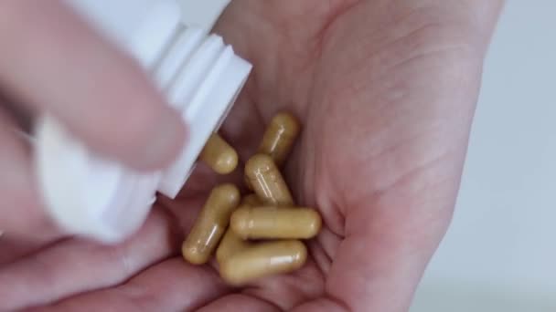 Mujer Vierte Cápsulas Vitamina Mano Cápsulas Primer Plano Alimentación Dietética — Vídeo de stock