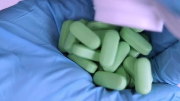 Vierta Las Tabletas Una Mano Guante Médico Pastillas Cerca Concepto — Vídeo de stock