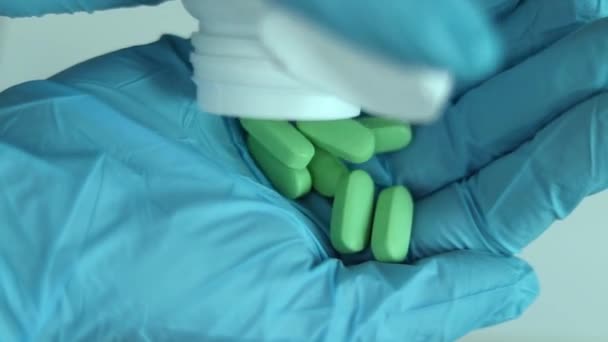 Giet Tabletten Een Hand Een Handschoen Pillen Dicht Bij Elkaar — Stockvideo