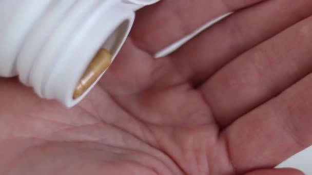Nainen Kaataa Vitamiinikapseleita Käteensä Kapselit Lähikuva Ruokavalio Terveellinen Käsite Tabletit — kuvapankkivideo