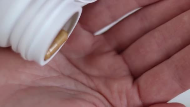 Frau Gießt Sich Vitamin Kapseln Die Hand Kapseln Aus Nächster — Stockvideo