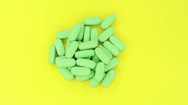 Zielone Tabletki Żółtym Tle — Wideo stockowe