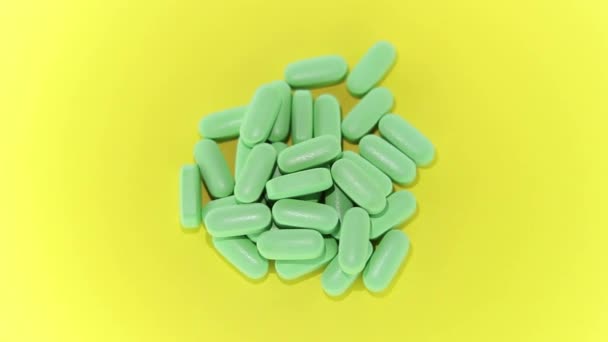 Зелені Таблетки Жовтому Тлі — стокове відео
