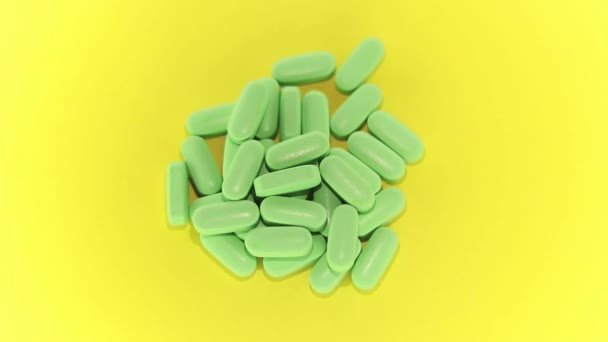 Grüne Pillen Auf Gelbem Hintergrund — Stockvideo