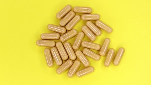 Capsules Met Vitamine Een Gele Achtergrond — Stockvideo