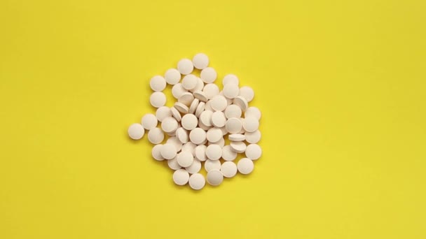 Witte Pillen Een Gele Achtergrond Geneeskunde — Stockvideo