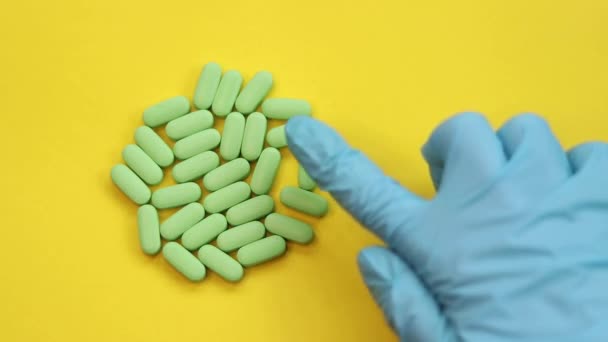 Dose Comprimidos Uma Mão Enluvada Conta Remédios Fundo Brilhante — Vídeo de Stock