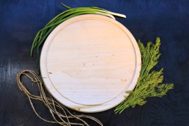 Boş ahşap pizza tahtası, üst manzara.