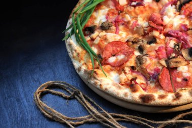 Salamlı ve mantarlı lezzetli pizza.