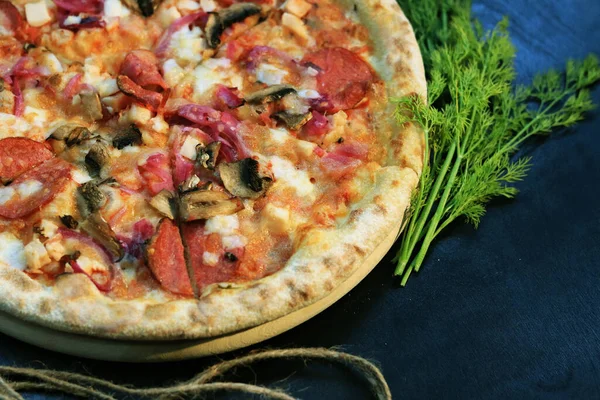 Salamlı ve mantarlı lezzetli pizza.