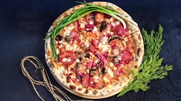 Pizza Czarnym Drewnianym Tle Widok Góry — Wideo stockowe