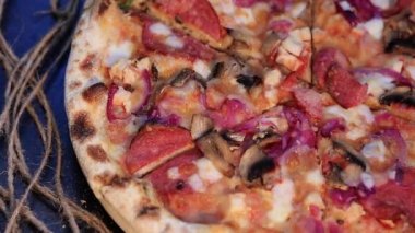 bir dilim pizza el alır