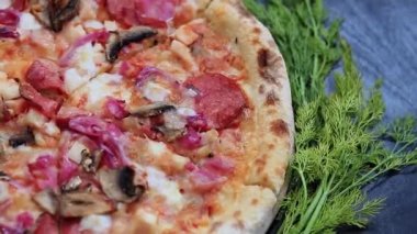 bir dilim pizza el alır