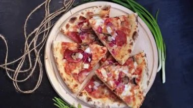 Lezzetli taze ev yapımı pizza. Dikey video 