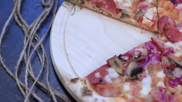 Una Mano Enguantada Pone Pedazo Pizza — Vídeos de Stock