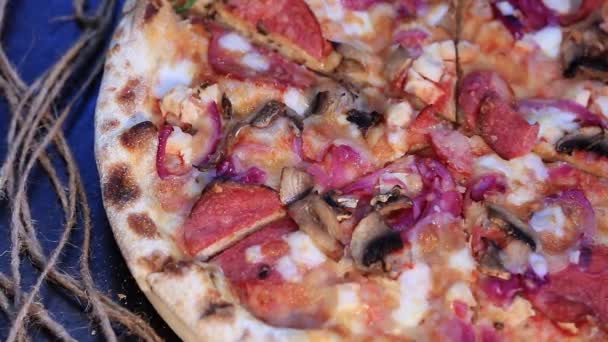 Hand Neemt Een Plak Van Pizza — Stockvideo