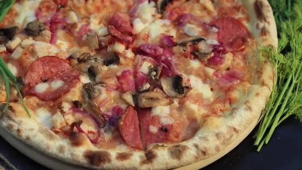 Sabrosa Pizza Casera Recién Horneada — Vídeos de Stock