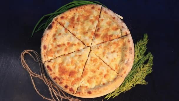 Una Mano Enguantada Toma Pedazo Pizza Queso Vista Superior — Vídeos de Stock