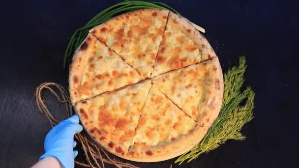 Una Mano Enguantada Toma Pedazo Pizza Queso Vista Superior — Vídeos de Stock