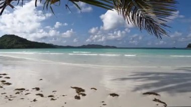 Seyşeller 'deki deniz manzarası. Yazın güneş ışığı altındaki sahil denizi manzarası. Video Klipi