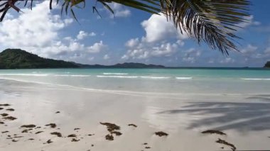 Seyşeller 'deki deniz manzarası. Yazın güneş ışığı altındaki sahil denizi manzarası. Video Klipi