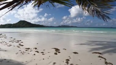 Seyşeller 'deki deniz manzarası. Yazın güneş ışığı altındaki sahil denizi manzarası. Video Klipi