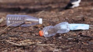 Kadın çöp torbasında plastik çöp topluyor.
