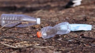 Kadın çöp torbasında plastik çöp topluyor.