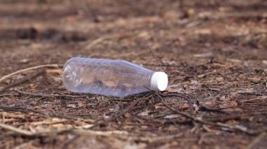 Kız plastik bir şişe alıyor.