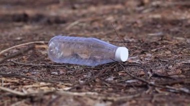 Kız plastik bir şişe alıyor.