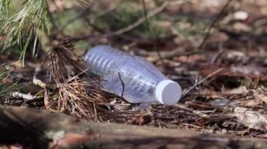 Kız plastik bir şişe alıyor.