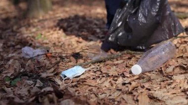 Doğayı önemsiyorum. Gönüllü çöp torbasında çöp topluyor. Çöpsüz gezegen konsepti