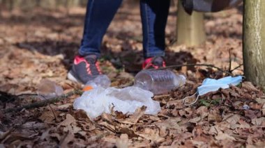 Doğayı önemsiyorum. Gönüllü çöp torbasında çöp topluyor. Çöpsüz gezegen konsepti
