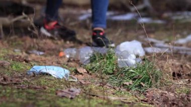 Ormanda çöp toplama. Gönüllü program 