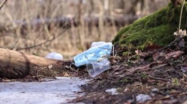 Plastikle ormanın kirliliği. Doğadaki çöp.