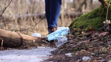 Ormanda çöp toplama. Gönüllü program 
