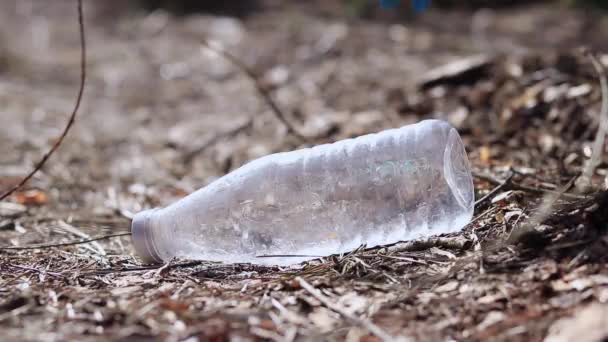 Ręka Wyciąga Plastikową Butelkę Ziemi — Wideo stockowe
