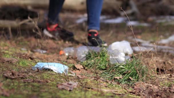 森の中のゴミ収集 ボランティアプログラム — ストック動画