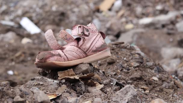 Ucraina Borodyanka 2022 Pantofole Bambini Sullo Sfondo Edifici Distrutti Guerra — Video Stock