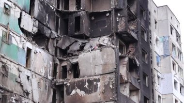 Ukrayna, Borodyanka - 04.21.2022: Patlamalarla yıkılmış, yanmış duvarlar sökülmüş bir yerleşim yeri 