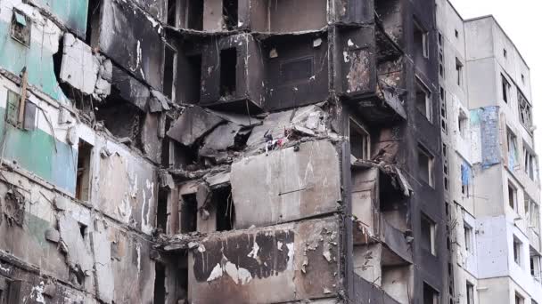 Украина Бородянка 2022 Жилое Здание Разрушенное Взрывами Разрушенное Сожженными Стенами — стоковое видео