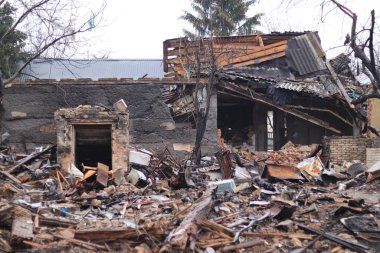 Ukrayna, Borodyanka - 04.21.2022: Savaş tarafından yıkılan bir bina, yıkılmış duvarlar, yanmış siyah izler. Çatısız bir ev havaya uçtu. Rus saldırılarının Ukrayna 'daki sonuçları. Yıkım, yıkım
